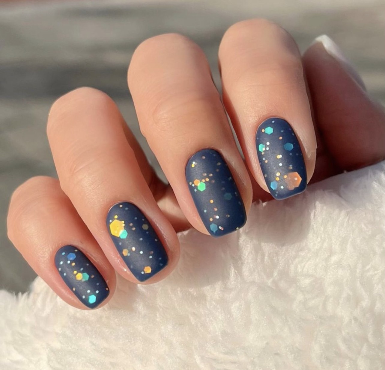 Những mẫu nail xanh nước biển trendy làm say lòng các cô nàng yêu đại dương