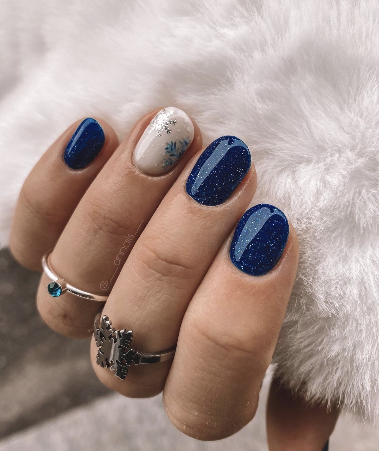 Màu nail xanh cổ điển classic blue đang được lăng xê rần rần Nhích thử  mới biết vừa sáng tay lại vừa sang xịn