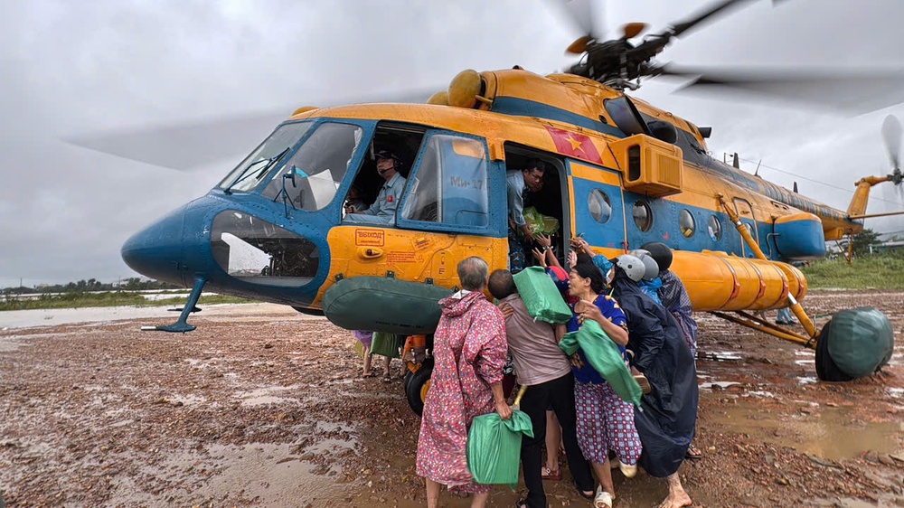 Toàn cảnh lũ lụt miền Trung và nỗ lực gượng dậy sau đại hồng thủy - Ảnh 11. Toàn cảnh lũ lụt miền Trung và nỗ lực gượng dậy sau đại hồng thủy - Ảnh 11.