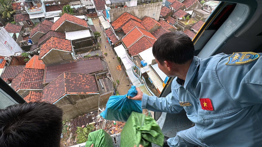 Toàn cảnh lũ lụt miền Trung và nỗ lực gượng dậy sau đại hồng thủy - Ảnh 12. Toàn cảnh lũ lụt miền Trung và nỗ lực gượng dậy sau đại hồng thủy - Ảnh 12.