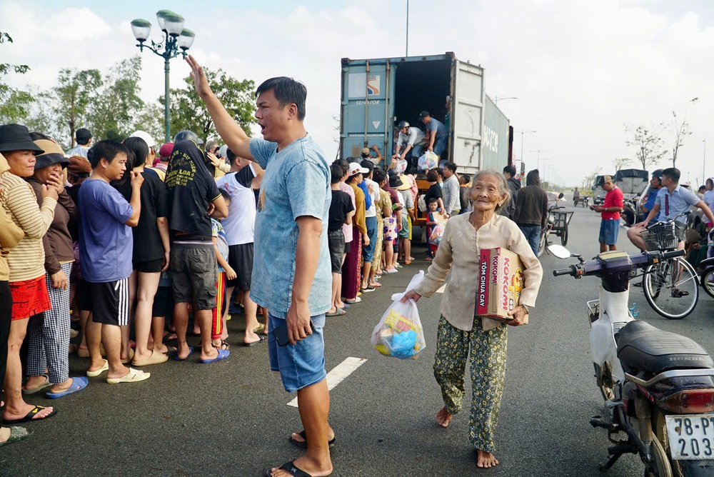 Toàn cảnh lũ lụt miền Trung và nỗ lực gượng dậy sau đại hồng thủy - Ảnh 17. Toàn cảnh lũ lụt miền Trung và nỗ lực gượng dậy sau đại hồng thủy - Ảnh 17.
