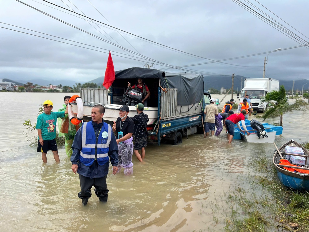Toàn cảnh lũ lụt miền Trung và nỗ lực gượng dậy sau đại hồng thủy - Ảnh 15. Toàn cảnh lũ lụt miền Trung và nỗ lực gượng dậy sau đại hồng thủy - Ảnh 15.