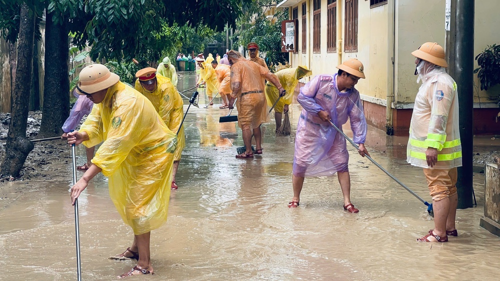 Toàn cảnh lũ lụt miền Trung và nỗ lực gượng dậy sau đại hồng thủy - Ảnh 26. Toàn cảnh lũ lụt miền Trung và nỗ lực gượng dậy sau đại hồng thủy - Ảnh 26.
