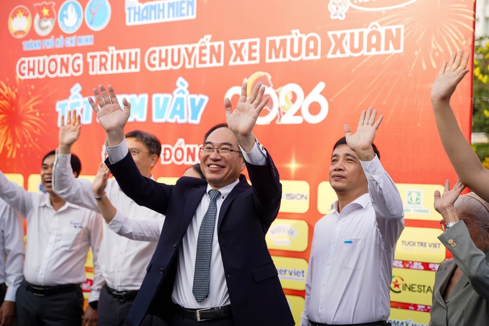X&uacute;c động tr&ecirc;n chuyến xe rời TP.HCM về qu&ecirc; Tết sum vầy 2026 - Ảnh 14.