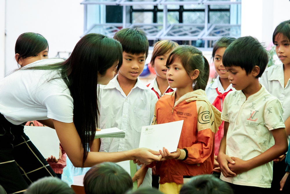 H’Hen Niê: Tôi học được cách ‘cho đi’ từ mẹ - Ảnh 5.