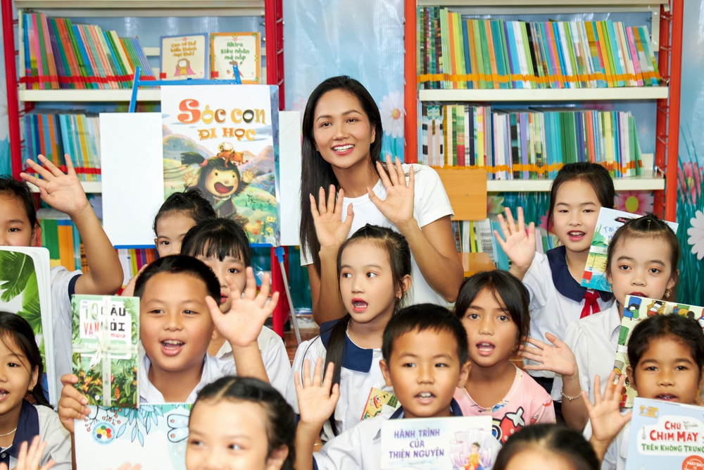 H’Hen Niê: Tôi học được cách ‘cho đi’ từ mẹ - Ảnh 4.