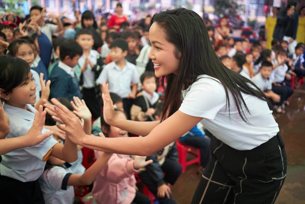 H’Hen Niê: Tôi học được cách ‘cho đi’ từ mẹ - Ảnh 6.