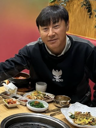 HLV Shin Tae-yong bất ngờ được gia hạn hợp đồng ngay trước trận đại chiến U.23 Hàn Quốc