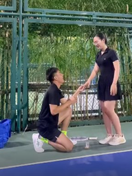 Huấn luyện viên cầu hôn học viên trên sân pickleball gây sốt mạng xã hội