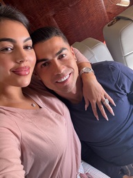 Chuyện tình 'vượt xa khía cạnh thể xác' của Ronaldo và người mẫu bốc lửa