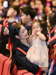 Câu chuyện cảm động về cô gái xinh đẹp bế con lên nhận bằng tốt nghiệp