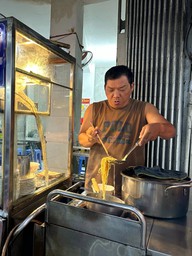 Tăng giá hay nghỉ bán? Chủ quán TP.HCM rối bời giữa bão chi phí ngành F&B