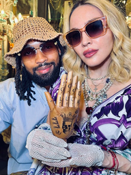 Madonna tận hưởng kỳ nghỉ cùng bạn trai kém 38 tuổi