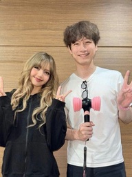 Lisa (BlackPink) đăng ảnh cầu hôn khiến fan choáng váng