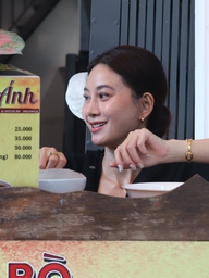 ‘Đả nữ’ Phi Ngọc Ánh bán bún bò mưu sinh, chắt chiu trả nợ