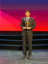 Hình ảnh Đình Bắc đội mũ cối cho HLV Kim Sang-sik được vinh danh, U.22 Việt Nam thắng lớn