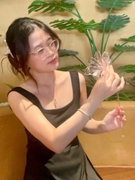 Cô gái làm hoa thủy tinh bán với giá 1 triệu đồng/bông