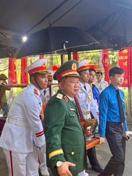 Áo xanh, nhành hoa trắng và lòng biết ơn
