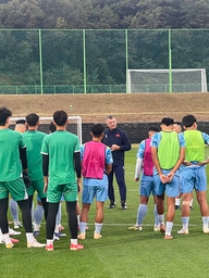 U.17 Việt Nam 'đổ bộ' Hàn Quốc, sẵn sàng đấu chủ nhà: Khó có kênh phát