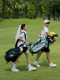 Cô dâu, chú rể đánh golf ngay trong đám cưới, 900 khách phải trầm trồ