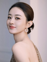 Triệu Lệ Dĩnh 'dựa hơi' con trai để đánh bóng tên tuổi?