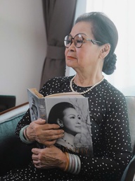 Ca sĩ Khánh Ly về nước sau cơn đột quỵ, xúc động viếng mộ Trịnh Công Sơn