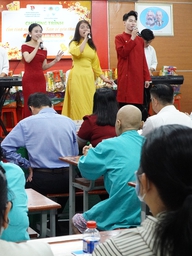 Người trẻ đưa âm nhạc và quà tết đến bệnh nhân ung bướu ở Cần Thơ