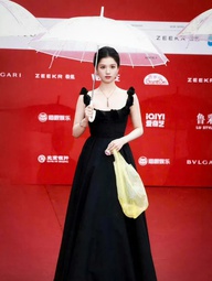 'Chiếc túi nilon hơn 46 triệu đồng' của Trương Tịnh Nghi gây tranh cãi