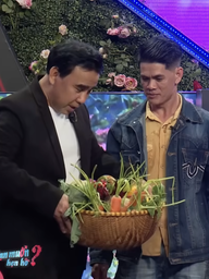 Mang thúng rau củ đi hẹn hò, ông bố hai con chinh phục được nữ công nhân