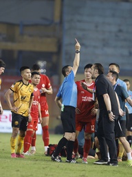 Toàn cảnh HLV Popov bị thẻ đỏ, ném thẻ như ngoài ‘chợ’: Trợ lý Văn Biển và HLV Thanh Hóa nói gì?