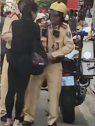 Thực hư vụ cô gái giằng co với 2 CSGT TP.HCM, giật tờ giấy xanh