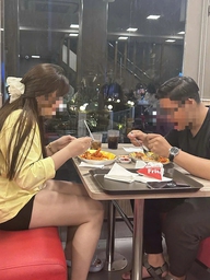 Khi thành phố chìm vào giấc ngủ, người trẻ mới bắt đầu đi ăn