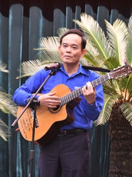 Bí thư Thành ủy Trần Lưu Quang bất ngờ ôm đàn hát tặng thanh niên