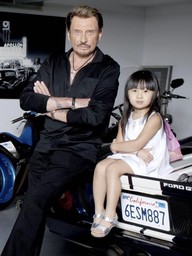 Cô bé Việt Nam được danh ca Pháp Johnny Hallyday nhận nuôi giờ ra sao?