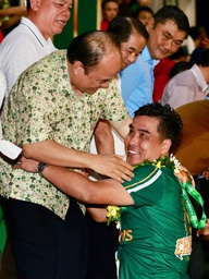 Trường Tươi Đồng Nai nhận cúp vô địch ngọt ngào, bầu Sơn xúc động ôm chặt những người hùng