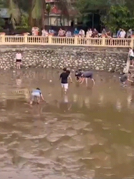 Đánh rơi dây chuyền 1 cây vàng, hai vợ chồng tát cạn giếng làng để tìm