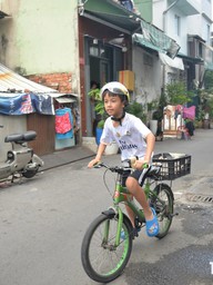 Cậu bé rao bán trứng bằng thơ ở TP.HCM, khiến cả khu phố thích thú