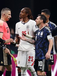 Hình ảnh không được phát trên tivi: Dàn dự bị Anh và Argentina xô xát, Messi là ‘điểm nóng’