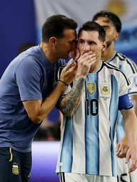 Mối nhân duyên đưa Messi và HLV Scaloni lên đỉnh thế giới: Sát cánh bền lâu từ khi còn làm đồng đội