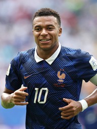 Mbappe bị chỉ trích vì hành động 'kỳ lạ', tươi cười ở trận Pháp thua Anh