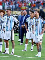 Đội tuyển Argentina trở về nước trong cơn đượm buồn, tại sao Messi ở lại Mỹ?