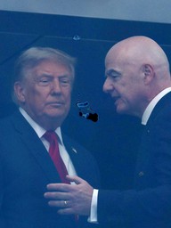 Tổng thống Trump được bảo vệ an ninh thế nào ở chung kết World Cup: Xem qua kính chống đạn