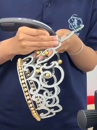 'Vương miện 3 tỉ kiểm định toàn kim cương giả': Luật sư nói gì?