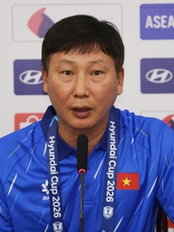 Chuyên gia Hàn Quốc sang Việt Nam ủng hộ HLV Kim Sang-sik, khen Đình Bắc tài năng