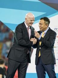 Chủ tịch FIFA chứng kiến tận mắt 'cơn bão đỏ' trên đường phố Hà Nội mừng Việt Nam vô địch