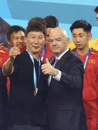 Chủ tịch FIFA Infantino thăm siêu sân vận động PVF đang xây dựng và CLB CAHN của Quang Hải - Văn Hậu