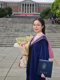 Mượn bố mẹ 300 triệu đồng đi du học, cô gái giành học bổng tiến sĩ