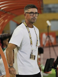 HLV Kewell chua chát ‘thật khó chấp nhận khi Hà Nội thua quá nặng’, HLV Văn Sỹ Sơn sung sướng tột độ