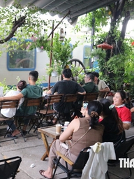 Trả tiền ngồi chờ xe lửa giữa lòng TP.HCM