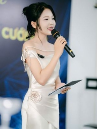 MC xinh đẹp bất ngờ bị banner đổ trúng, nằm bất động: Cô ấy sao rồi?